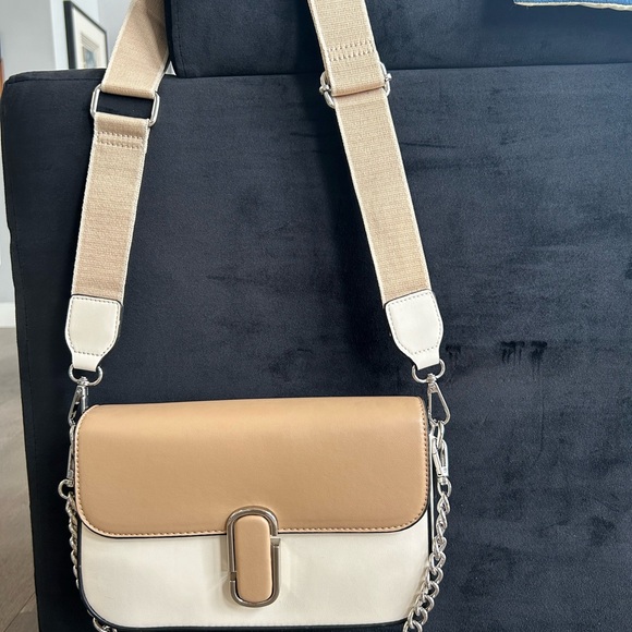 beautiful milk and late colour with chain and wide crossbody strap - Picture 7 of 7